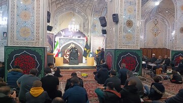 تصاویر/ زائران غیر ایرانی حرم رضوی زیر چتر قرآن ندای«الهی العفو» سر دادند