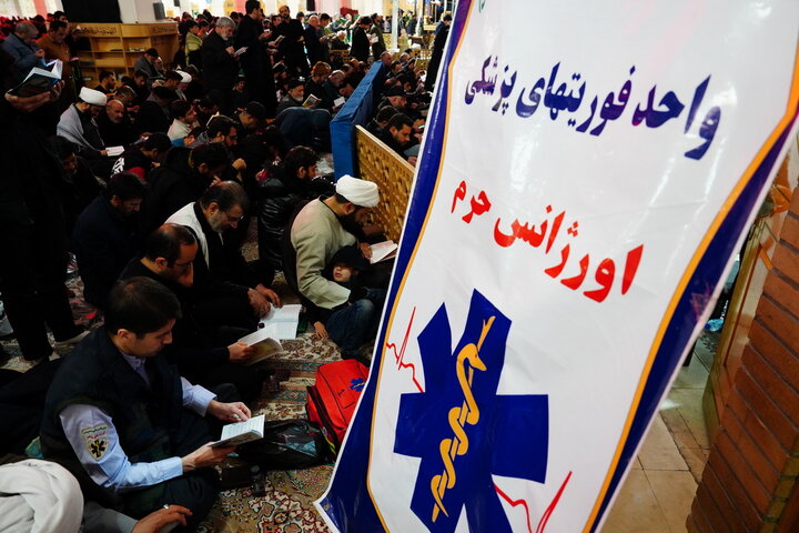 خدمت‌رسانی خادمان حرم بانوی کرامت به زائران در آخرین شب قدر امسال