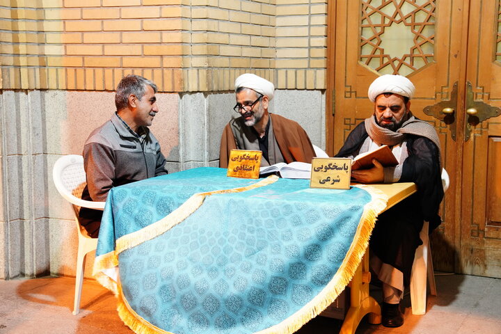 خدمت‌رسانی خادمان حرم بانوی کرامت به زائران در آخرین شب قدر امسال