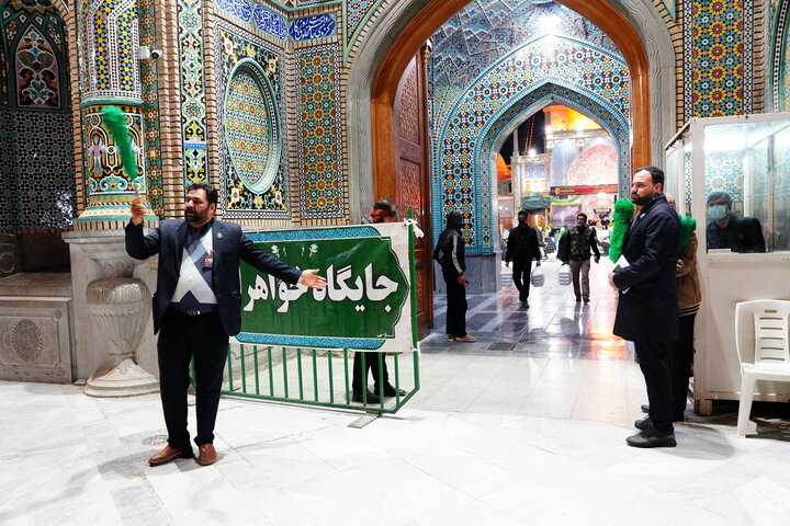 خدمت‌رسانی خادمان حرم بانوی کرامت به زائران در آخرین شب قدر امسال