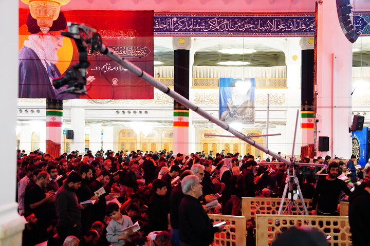 خدمت‌رسانی خادمان حرم بانوی کرامت به زائران در آخرین شب قدر امسال