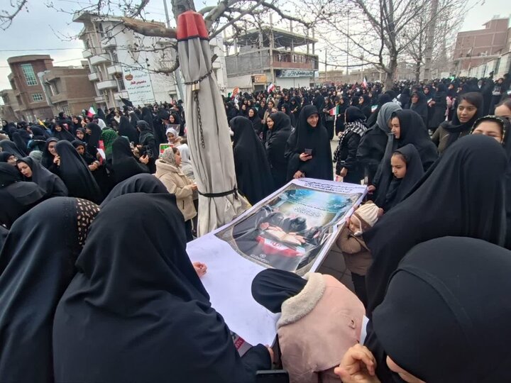 تصاویر/ حضور طلاب مدارس علمیه خواهران آذربایجان غربی در راهپیمایی روز جهانی قدس