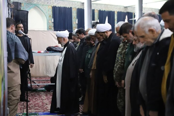 تصاویر/اقامه نماز بر پیکر سردار شهید اسلام سپهبد شهید محمد پاکپور و سرهنگ پاسدار حاج وحید هاشمی