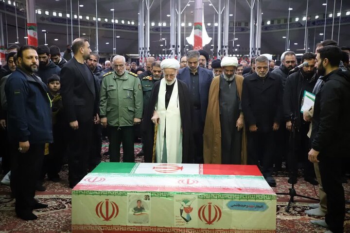 تصاویر/اقامه نماز بر پیکر سردار شهید اسلام سپهبد شهید محمد پاکپور و سرهنگ پاسدار حاج وحید هاشمی