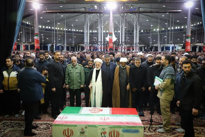 تصاویر/اقامه نماز بر پیکر سردار شهید اسلام سپهبد شهید محمد پاکپور و سرهنگ پاسدار حاج وحید هاشمی