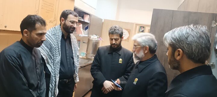 زائران غیر ایرانی حرم رضوی زیر چتر قرآن ندای«الهی العفو» سر دادند