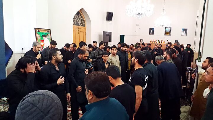 زائران غیر ایرانی حرم رضوی زیر چتر قرآن ندای«الهی العفو» سر دادند