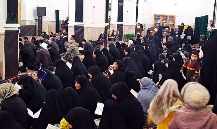 زائران غیر ایرانی حرم رضوی زیر چتر قرآن ندای«الهی العفو» سر دادند