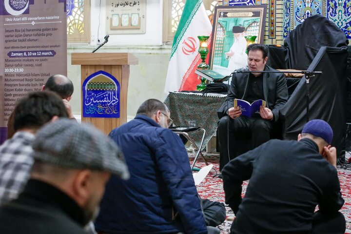 زائران غیر ایرانی حرم رضوی زیر چتر قرآن ندای«الهی العفو» سر دادند