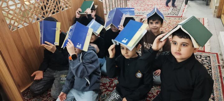 زائران غیر ایرانی حرم رضوی زیر چتر قرآن ندای«الهی العفو» سر دادند