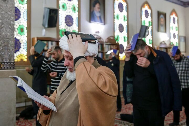 زائران غیر ایرانی حرم رضوی زیر چتر قرآن ندای«الهی العفو» سر دادند
