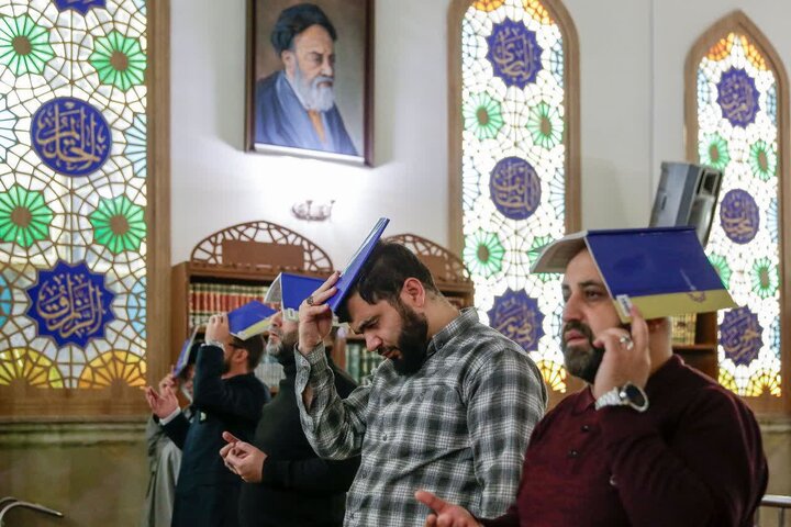 زائران غیر ایرانی حرم رضوی زیر چتر قرآن ندای«الهی العفو» سر دادند