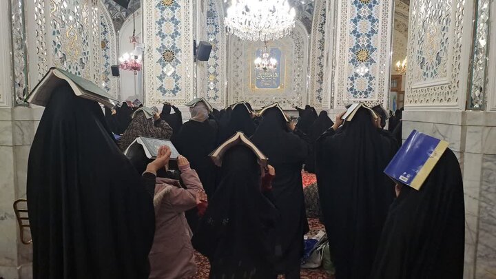 زائران غیر ایرانی حرم رضوی زیر چتر قرآن ندای«الهی العفو» سر دادند
