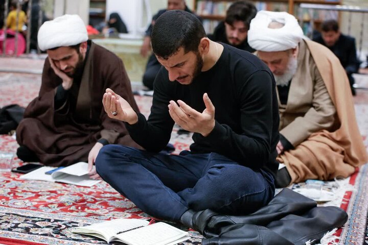 زائران غیر ایرانی حرم رضوی زیر چتر قرآن ندای«الهی العفو» سر دادند