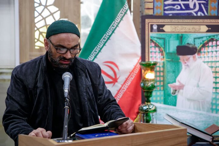 زائران غیر ایرانی حرم رضوی زیر چتر قرآن ندای«الهی العفو» سر دادند