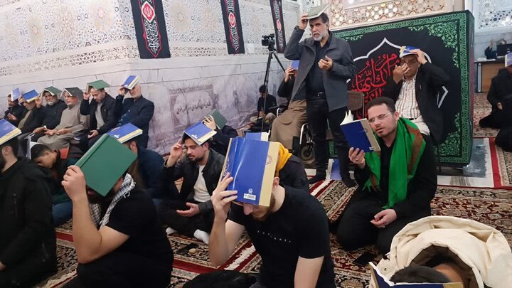 زائران غیر ایرانی حرم رضوی زیر چتر قرآن ندای«الهی العفو» سر دادند