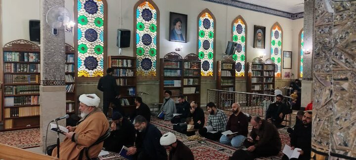 زائران غیر ایرانی حرم رضوی زیر چتر قرآن ندای«الهی العفو» سر دادند