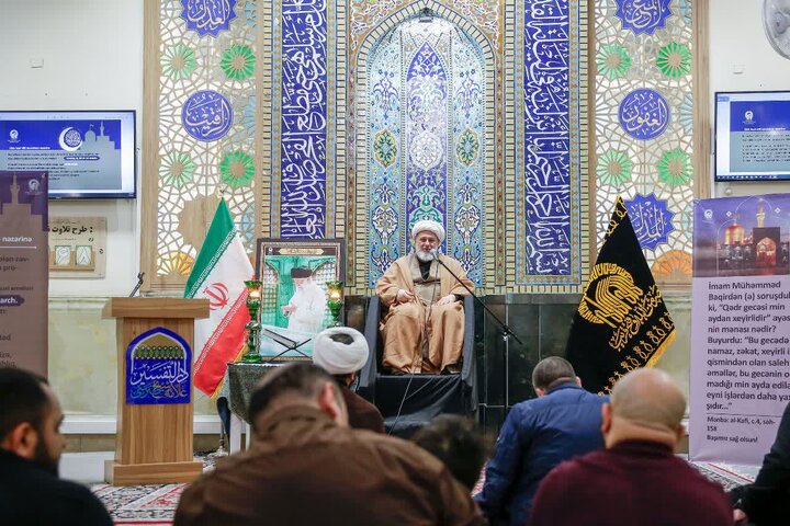 زائران غیر ایرانی حرم رضوی زیر چتر قرآن ندای«الهی العفو» سر دادند