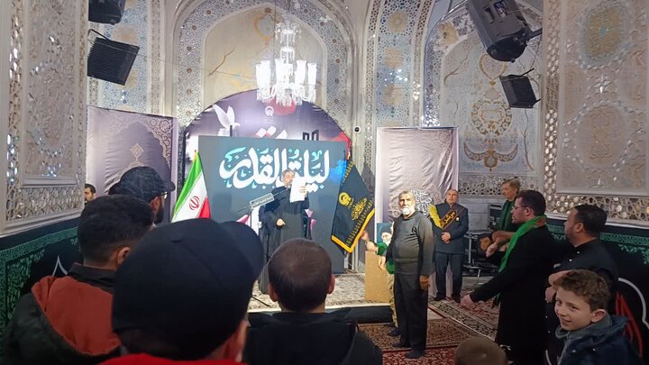 زائران غیر ایرانی حرم رضوی زیر چتر قرآن ندای«الهی العفو» سر دادند