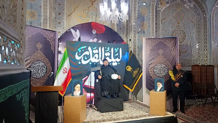 زائران غیر ایرانی حرم رضوی زیر چتر قرآن ندای«الهی العفو» سر دادند