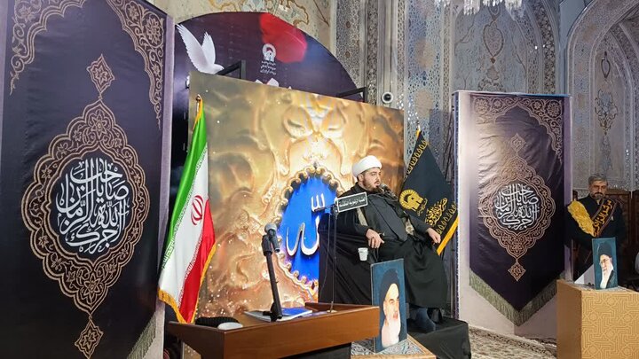 زائران غیر ایرانی حرم رضوی زیر چتر قرآن ندای«الهی العفو» سر دادند