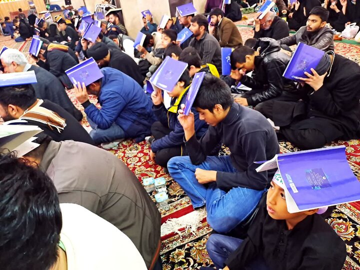 زائران غیر ایرانی حرم رضوی زیر چتر قرآن ندای«الهی العفو» سر دادند
