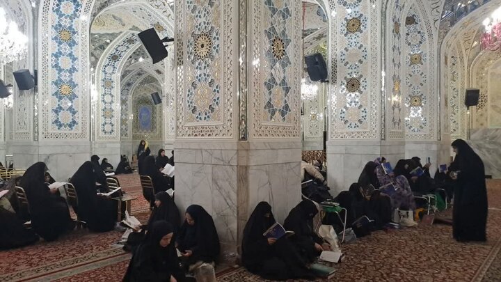 زائران غیر ایرانی حرم رضوی زیر چتر قرآن ندای«الهی العفو» سر دادند