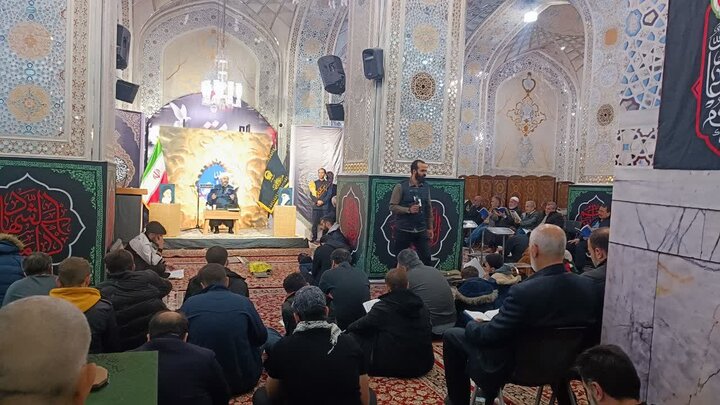 زائران غیر ایرانی حرم رضوی زیر چتر قرآن ندای«الهی العفو» سر دادند