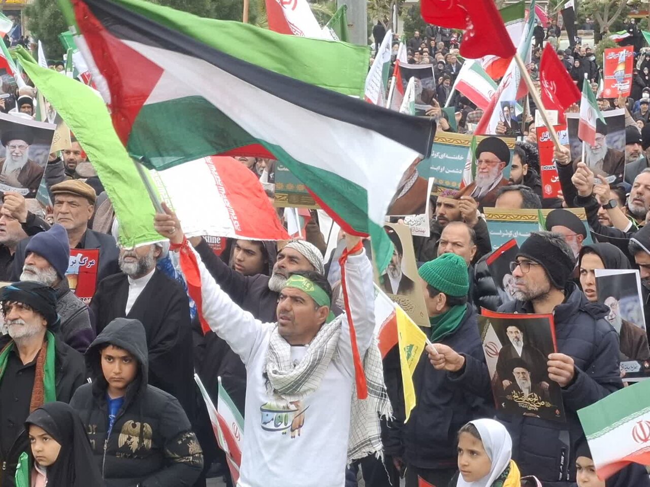 فریاد مرگ بر اسرائیل و مرگ بر آمریکا در دارالمؤمنین کاشان طنین‌انداز شد