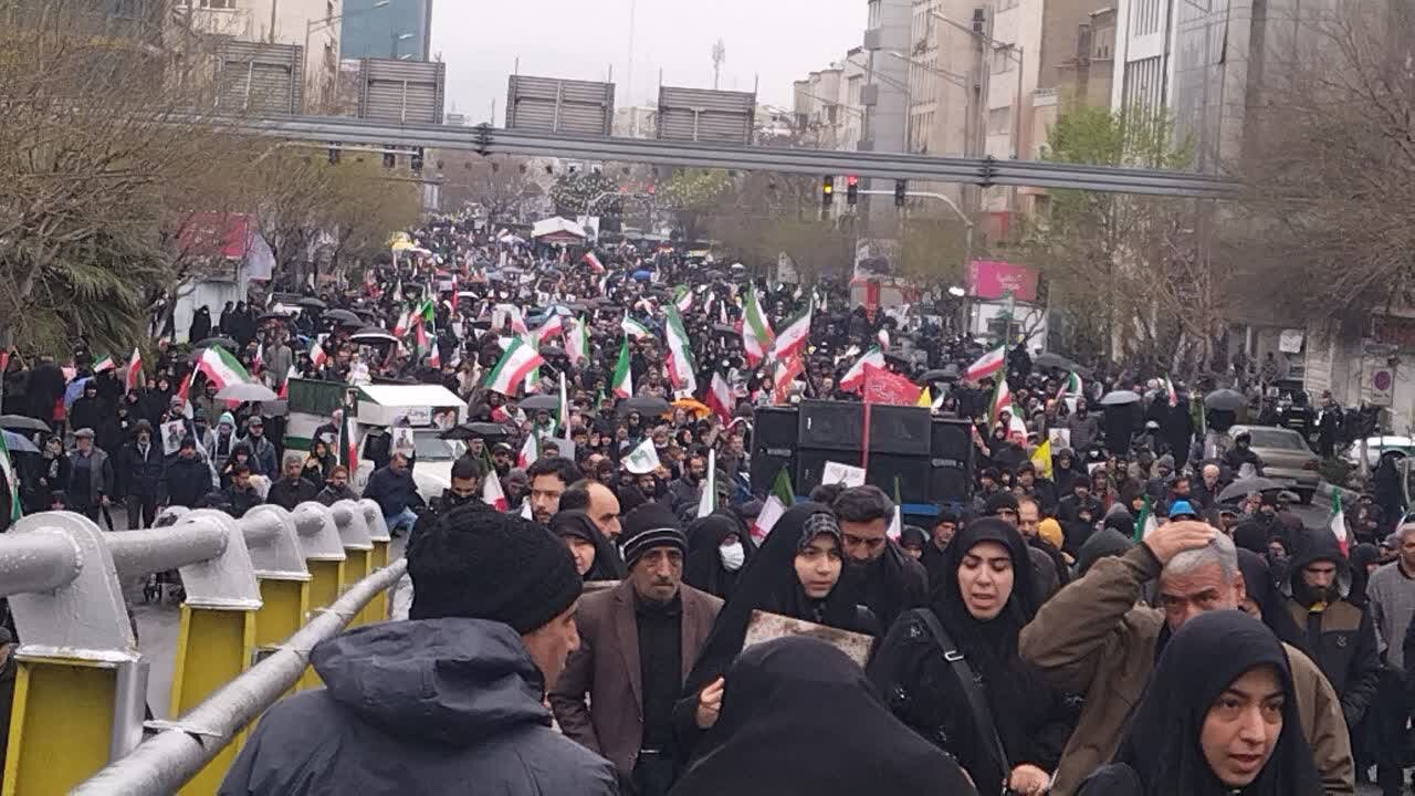 Milioni di iraniani in piazza scandiscono sotto le bombe americane e israeliane gli slogan “Morte all’America” e “Morte ad Israele”