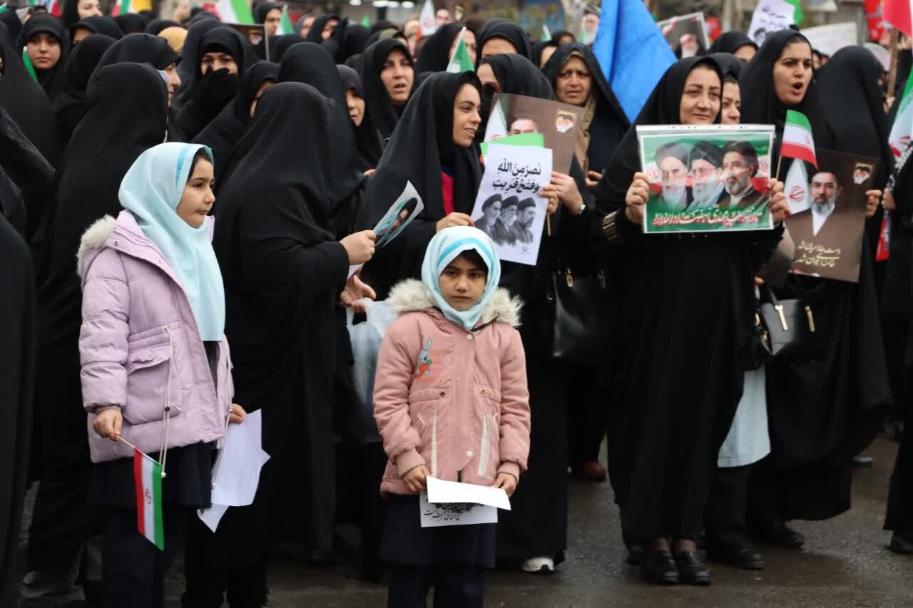 حضور با شکوه مردم البرز زیر بارش برف، باران و جنگنده های متجاوز+ تصاویر و ویدیو