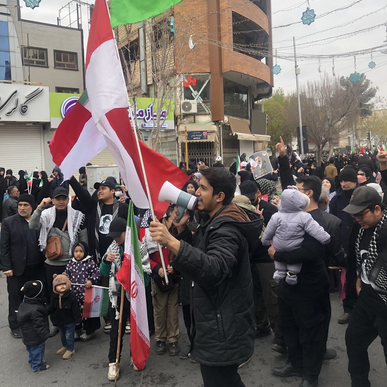 طلاب اندونزیایی: ما در کنار مردم ایران ایستادهایم