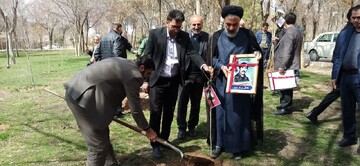 تصاویر/ کاشت نهال به یاد رهبر شهید و شهدای والامقام در شهرکرد