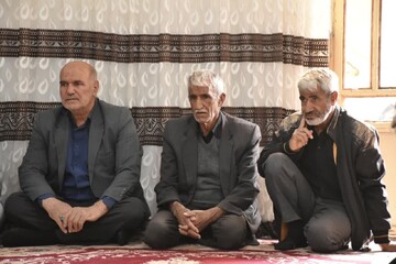 تصاویر/دیدار مدیر کل بنیاد شهید لرستان با خانواده شهید بازگیر