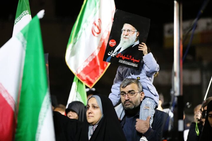 تصاویر / حضور پرشکوه مردم منطقه ۱۵ در میدان خراسان