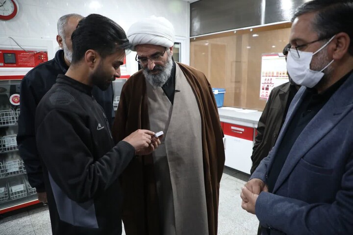 تصاویر/ پیوستن نماینده ولی‌فقیه در استان سمنان به پویش ملی «اهدای خون»