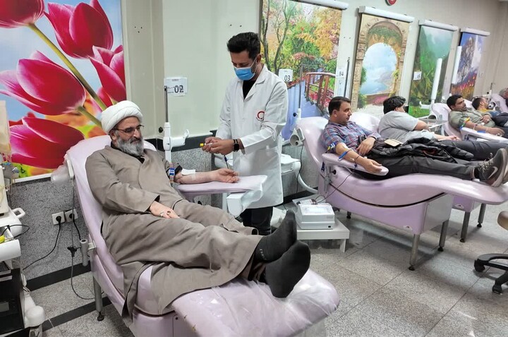 تصاویر/ پیوستن نماینده ولی‌فقیه در استان سمنان به پویش ملی «اهدای خون»