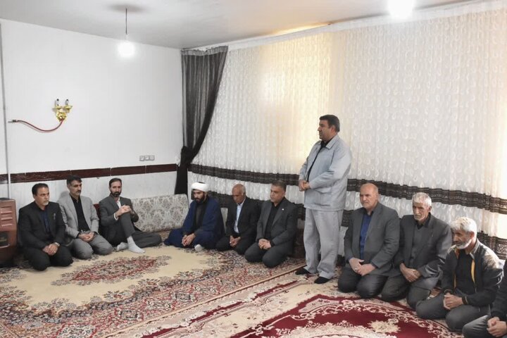 تصاویر/دیدار مدیر کل بنیاد شهید لرستان با خانواده شهید بازگیر