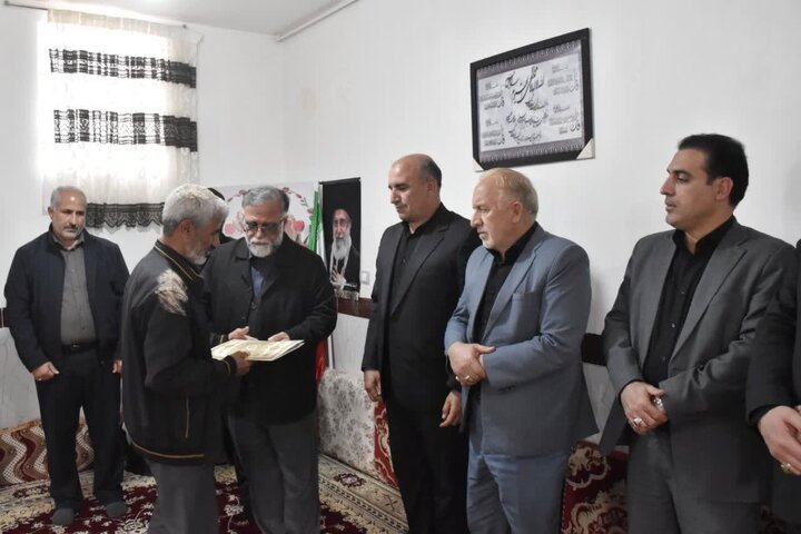تصاویر/دیدار مدیر کل بنیاد شهید لرستان با خانواده شهید بازگیر