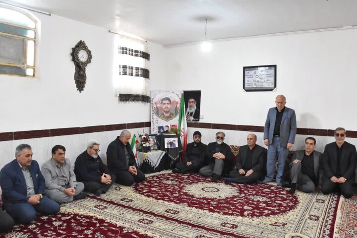تصاویر/دیدار مدیر کل بنیاد شهید لرستان با خانواده شهید بازگیر