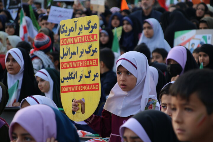تصاویر/تجمع دانش آموزان کرمانی در اعتراض به کشتار آمریکایی صهیونیستی
