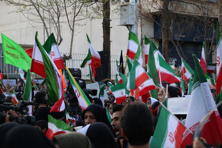 تصاویر/تجمع دانش آموزان کرمانی در اعتراض به کشتار آمریکایی صهیونیستی
