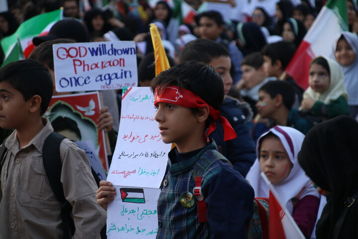 تصاویر/تجمع دانش آموزان کرمانی در اعتراض به کشتار آمریکایی صهیونیستی
