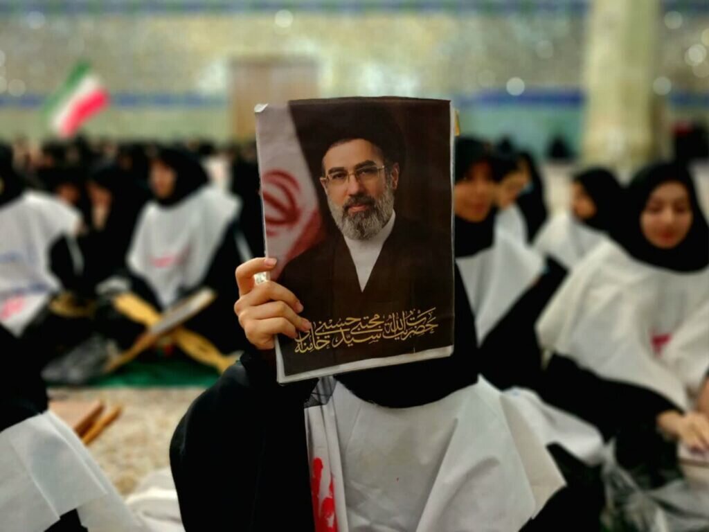 بیعت دختران نوجوان قمی با سومین رهبر انقلاب در حرم بانوی کرامت+ تصاویر
