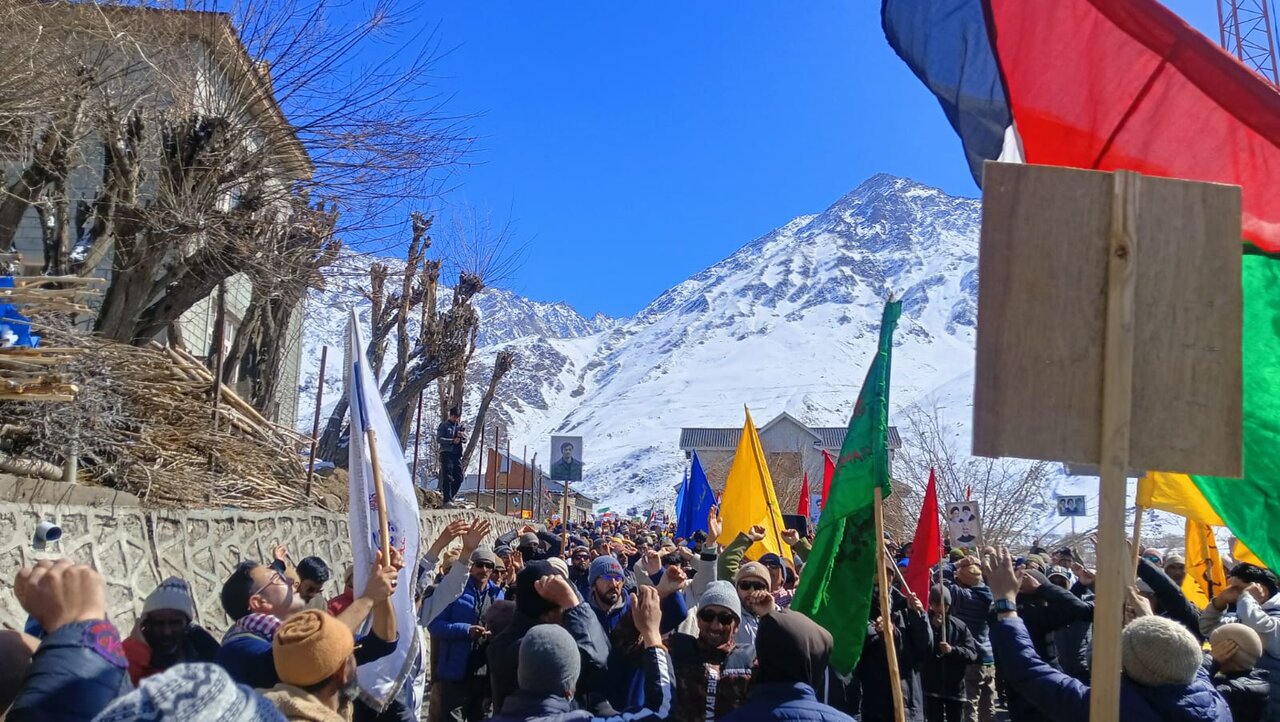 कारिगलः अंजुमन साहेबज़ ज़मान की ओर से विश्व कुद़स दिवस पर रैली / अमेरिकी और इज़रायली अत्याचारो के खिलाफ़ गगन भेदी नारे, सुप्रीम लीडर से बैअत का नवीनीकरण