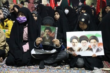 فیلم| سرودخوانی دختران بخش بهمن ابرکوه در اجتماع شبانه