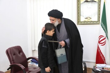تجلیل امام‌جمعه‌ شهرکرد از نوجوانی که به عکس رهبر شهید انقلاب ادای احترام کرد