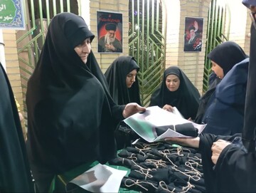 تصاویر/ توزیع پرچم عزا در حاشیه تجمع بزرگ بانوان طبس