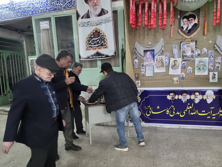 تصاویر/ حضور طلاب جهادی مدرسه علمیه آیت‌الله مدنی کاشانی(ره) کنار مردم مقاوم