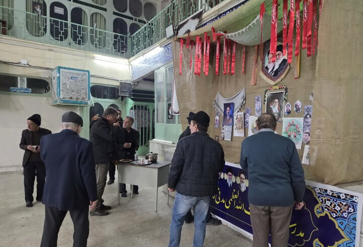 تصاویر/ حضور طلاب جهادی مدرسه علمیه آیت‌الله مدنی کاشانی(ره) کنار مردم مقاوم